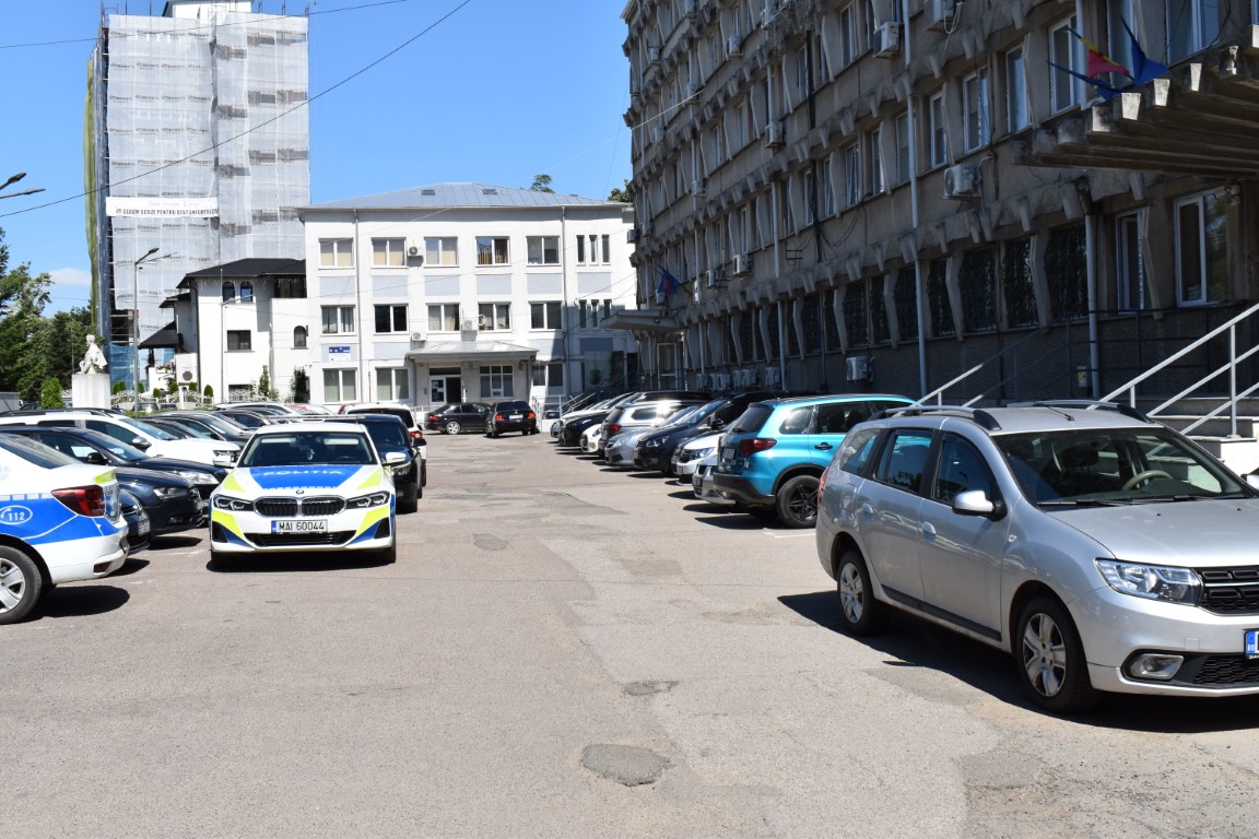 Cuplul de bețivi de la Botoșani: Bărbatul a fost reținut după ce a ajuns „celebru” alături de iubită 