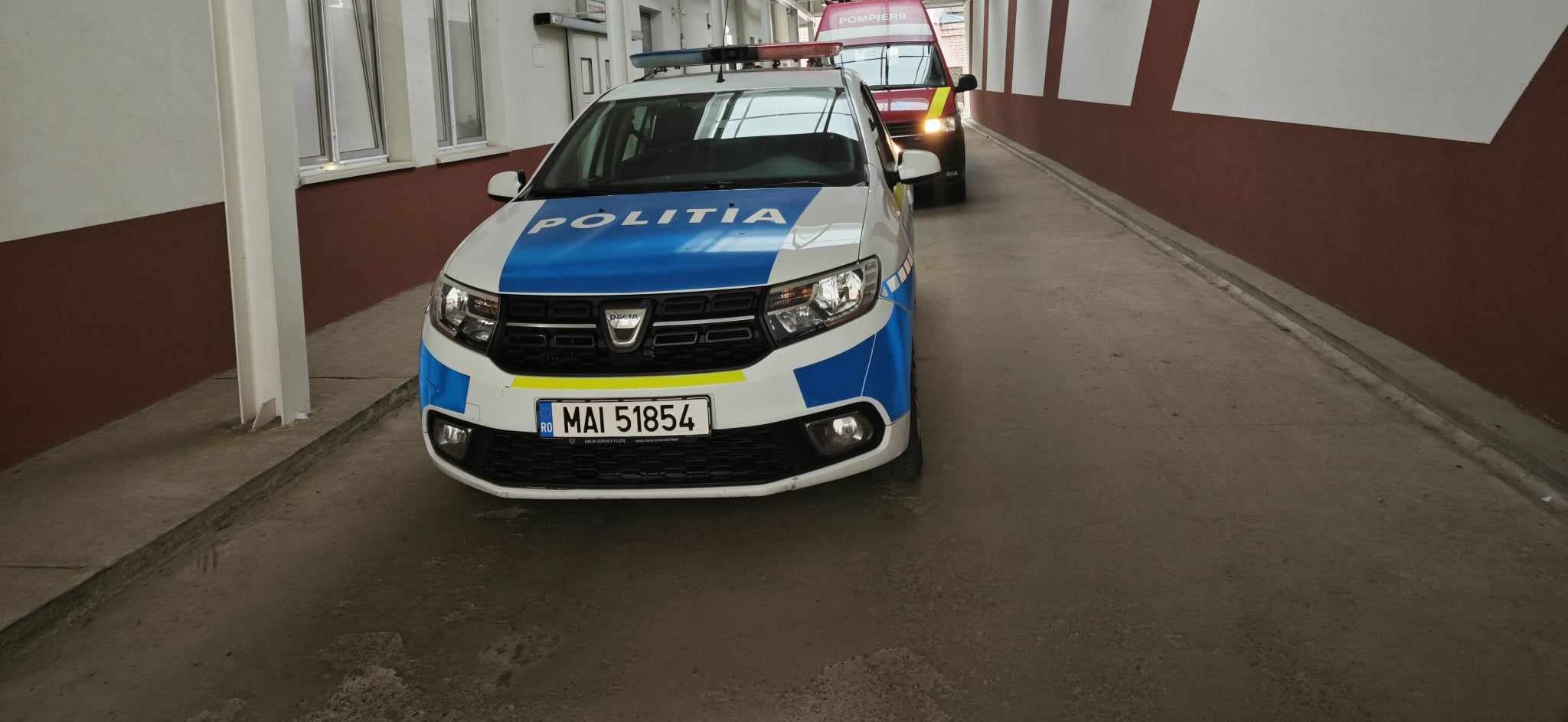Tânăr scos de polițiști din mașină și dus la spital 