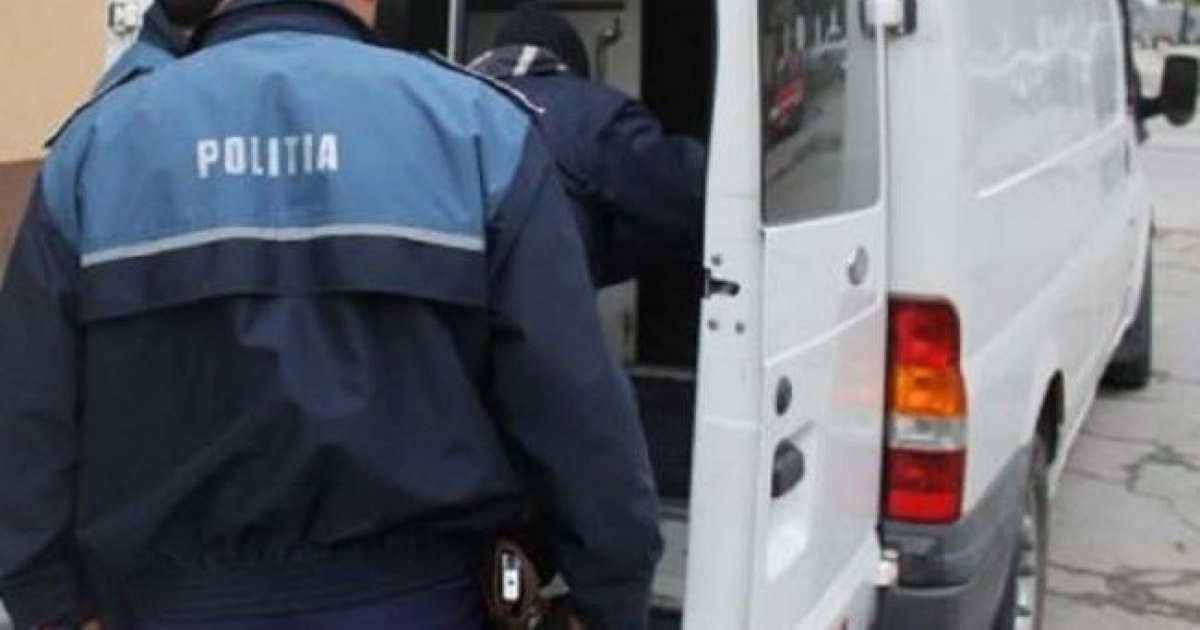 Tânăr beat pulbere și fără permis încătușat în trafic 