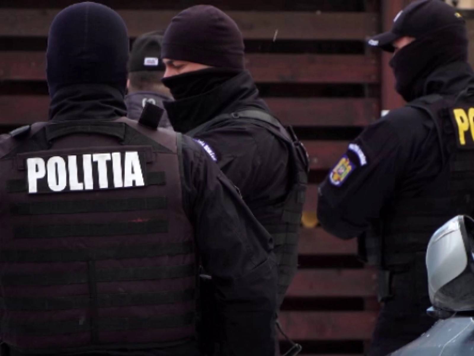 PATRU percheziții la Botoșani: Case răscolite, marfă confiscată de polițiști 