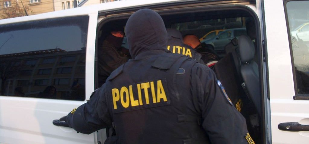 Un botoșănean s-a năpustit peste o familie în propria casă, amenințări cu MOARTEA, geam și ușă distruse 