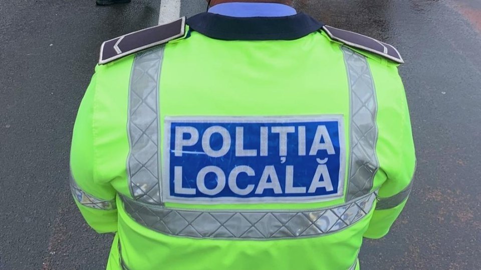 Un bărbat care a venit la examen în uniformă de polițist local, deși era doar paznic, a bătut un profesor care l-a prins încercând să copieze