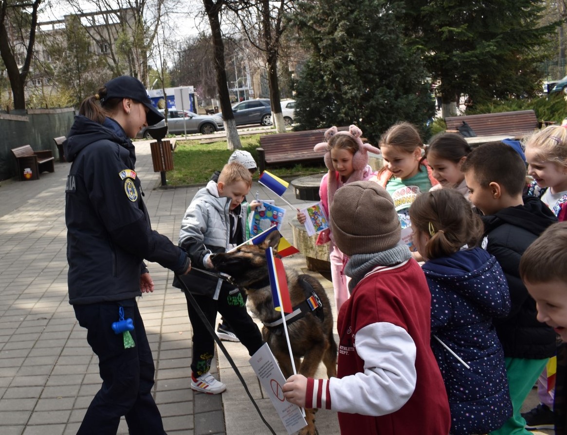 CLIPUL ZILEI: Câinele polițist Chapo „asaltat” de copii pe Pietonalul Unirii 