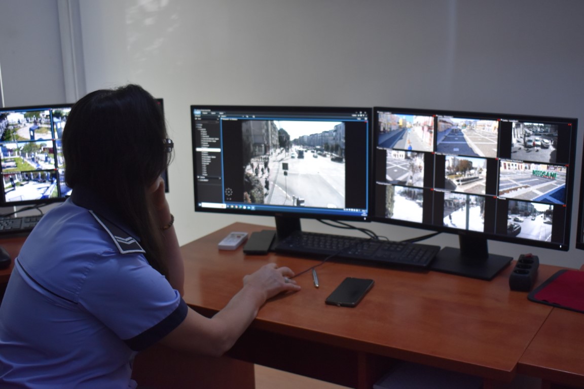 Doi scandalagii pârâți la Poliție, țipete, alcool și urinat pe gardul unei biserici 