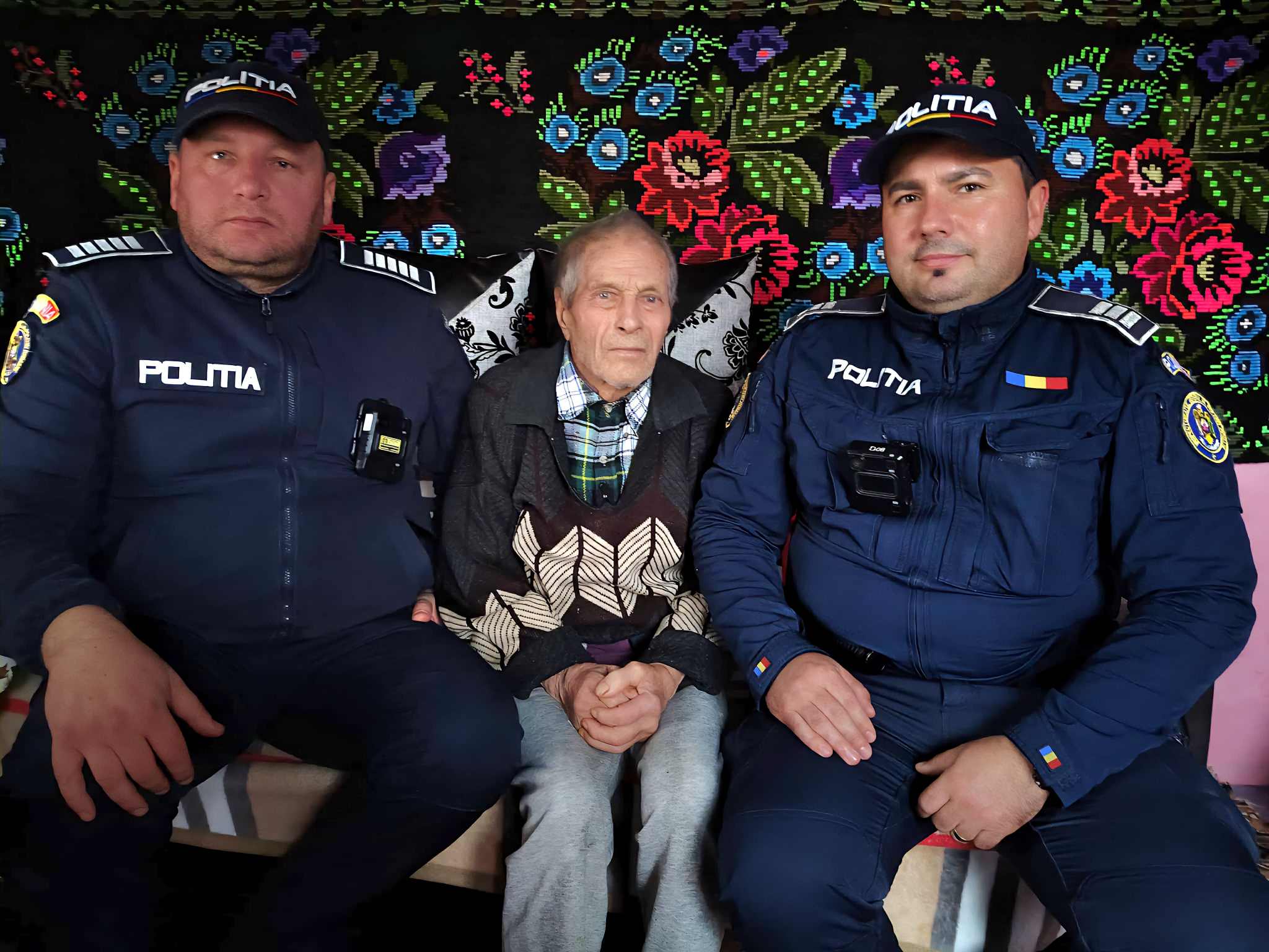 Misiune specială pentru doi polițiști botoșăneni: Au intrat în casa unui om ca să îl salveze