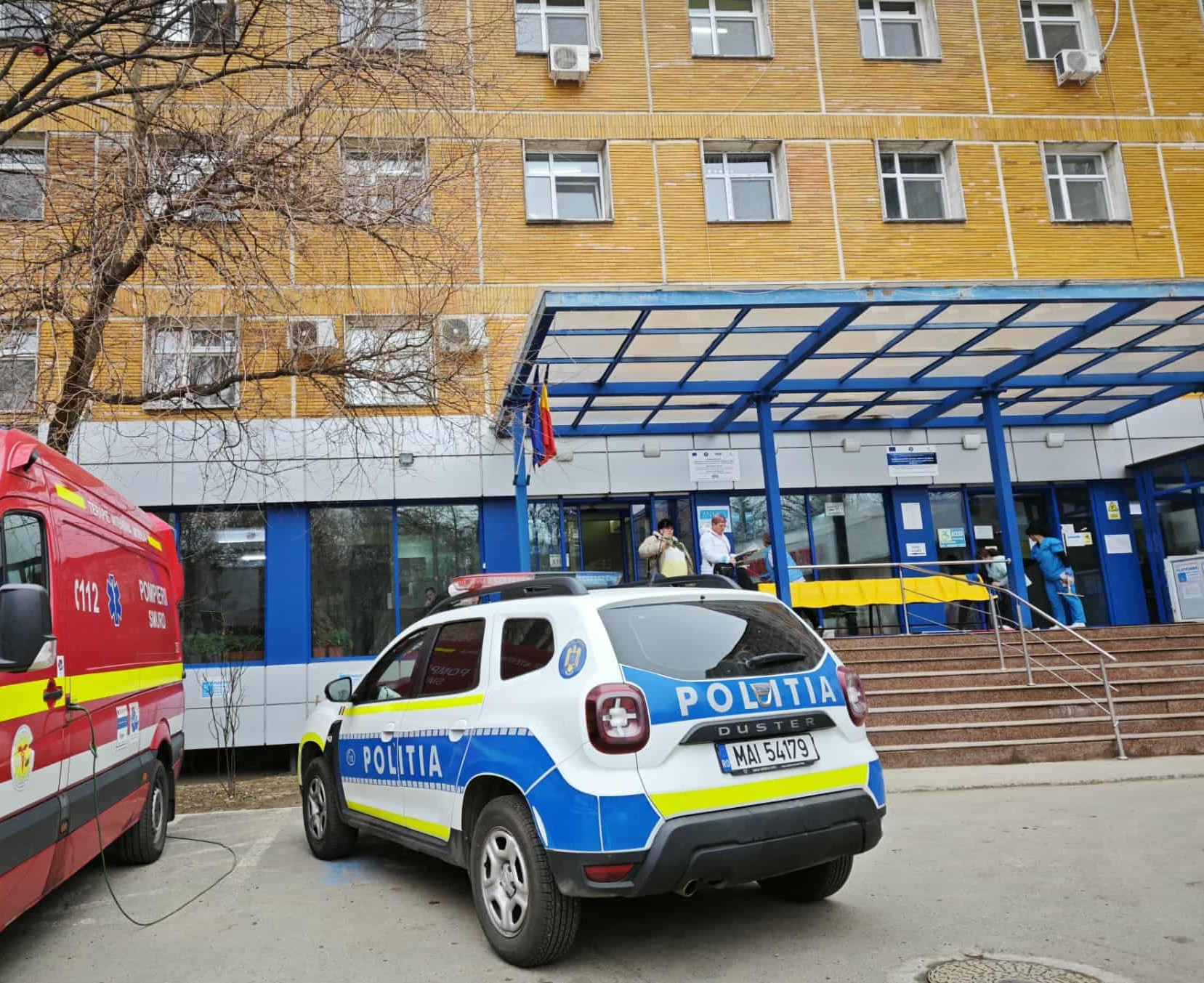Tânăr de 25 de ani dus de polițiști la spital 