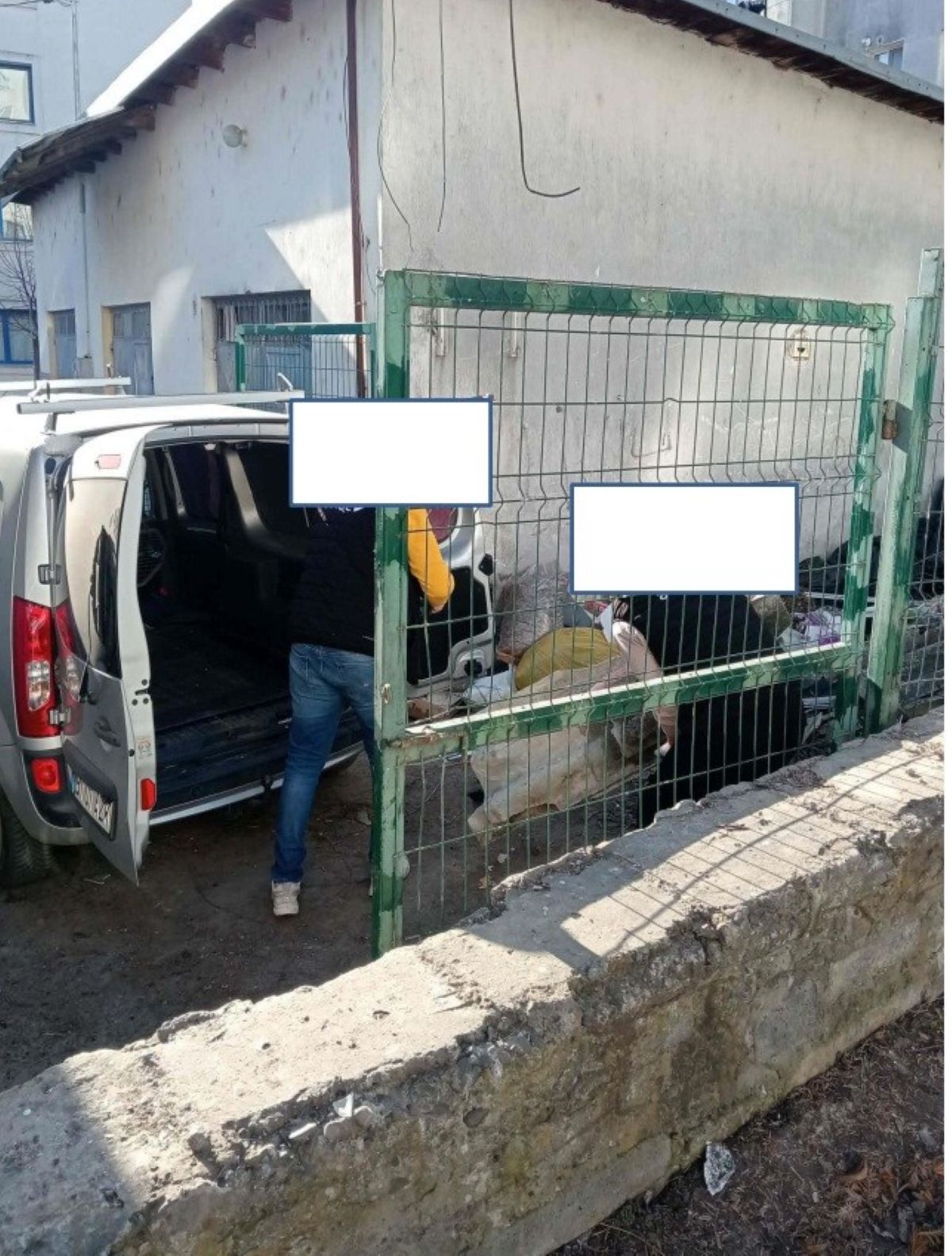 Amendă pentru doi botoșăneni surprinși pe camere la platforma de gunoi 