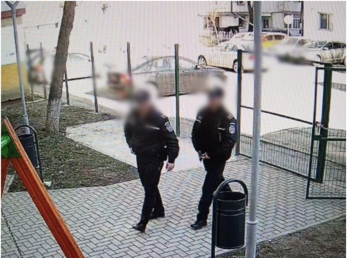 Doi botoșăneni amendați cu 100 de lei pentru că au fumat la locul de joacă 