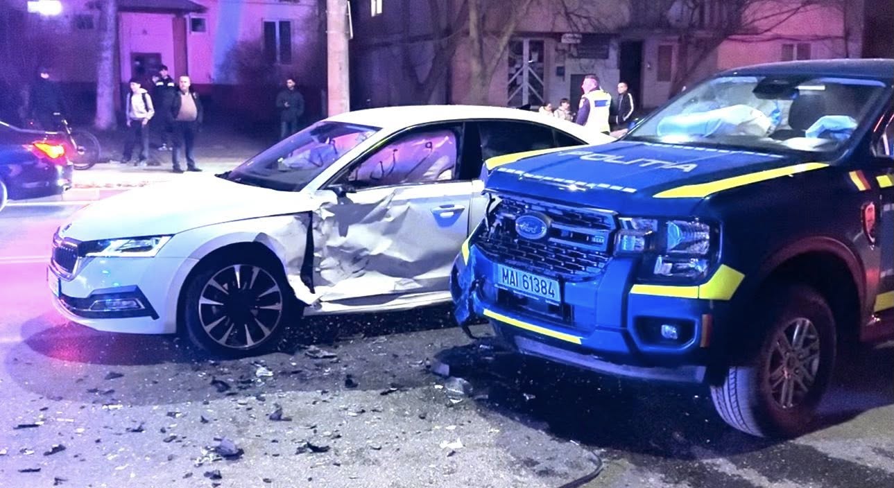 Doi polițiști aflați în misiune răniți într-un accident rutier 