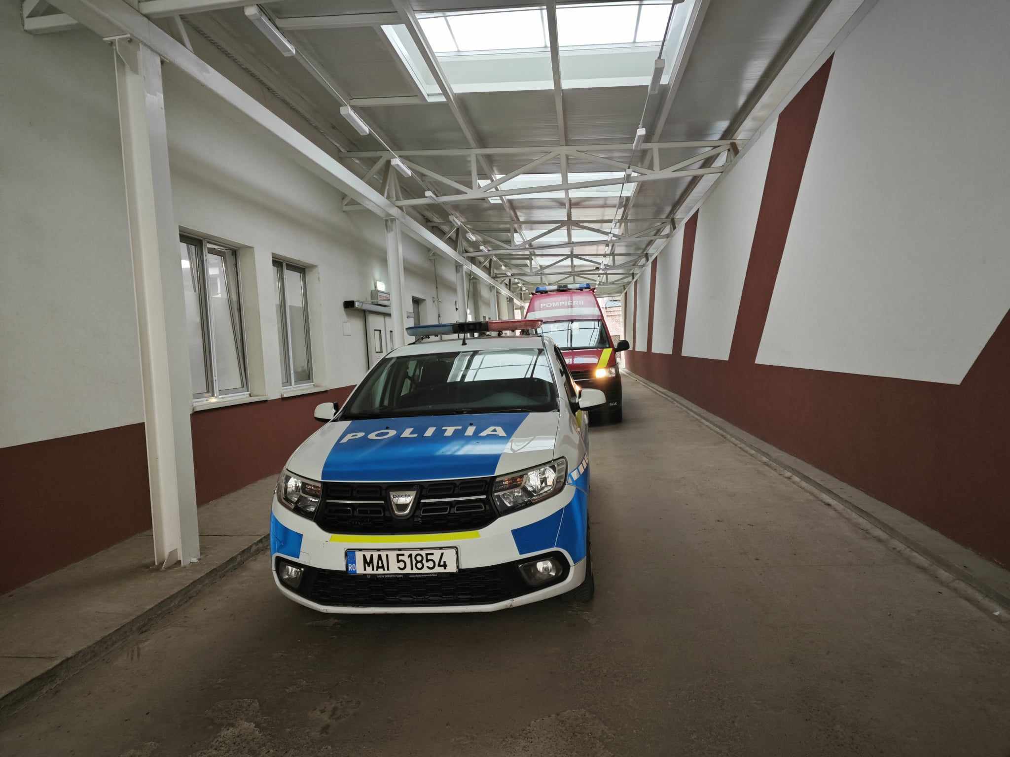 Doi părinți au făcut accident în timp ce își duceau copilașul la spital, polițiștii le-au venit în ajutor