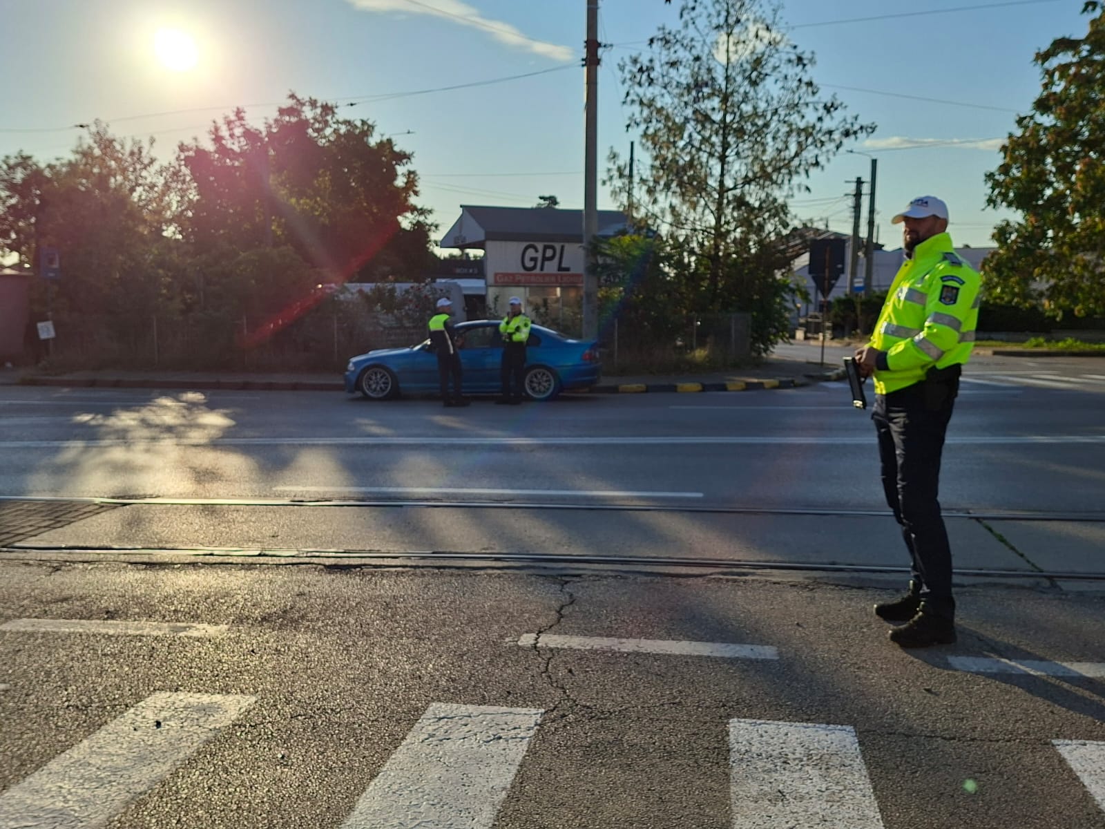 Un tânăr a luat mașina unei „amice” și a plecat la plimbare, au dat amândoi de probleme cu Poliția