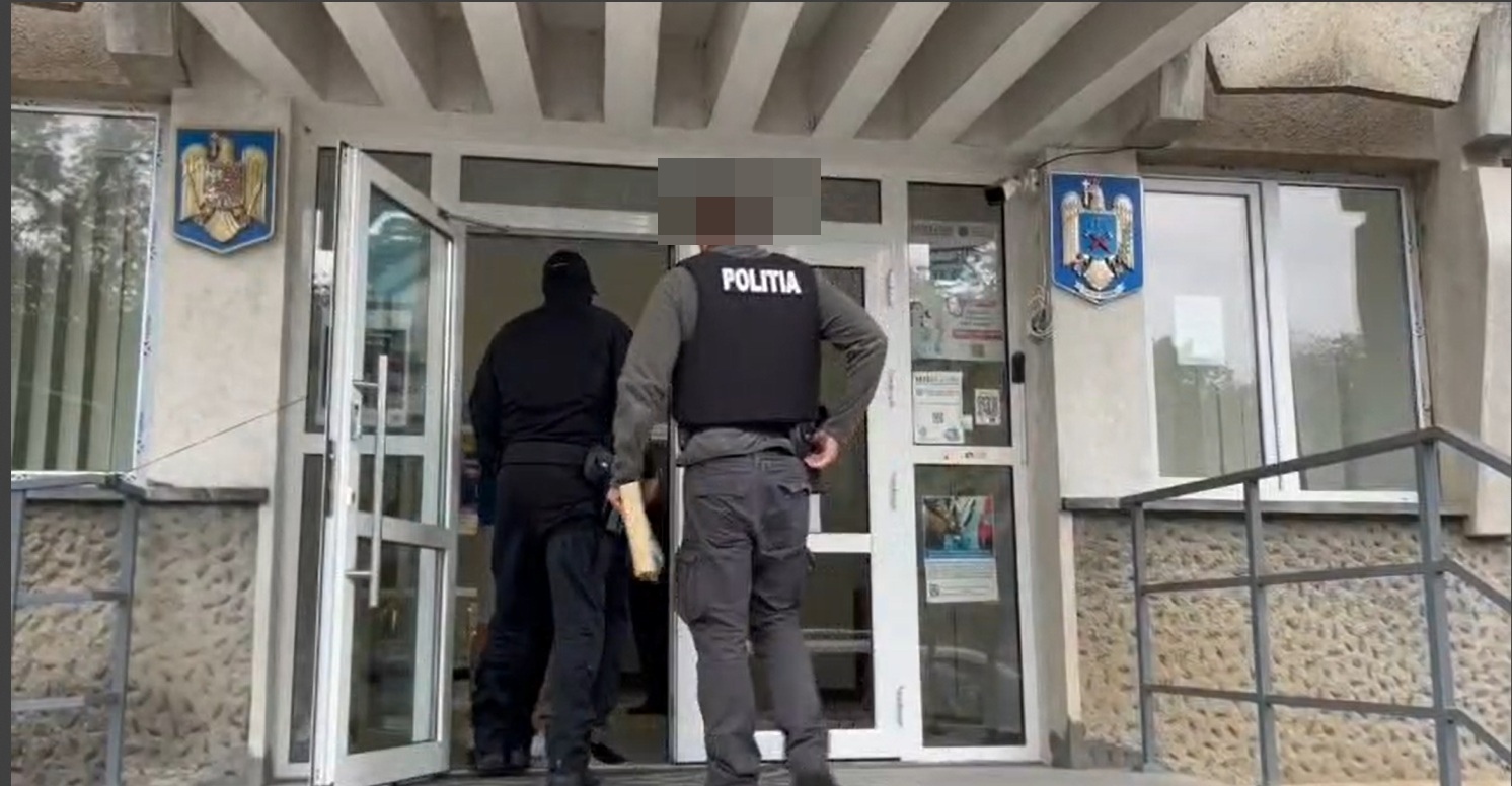 Botoșănean încătușat de polițiști după ce s-a apropiat de fosta iubită