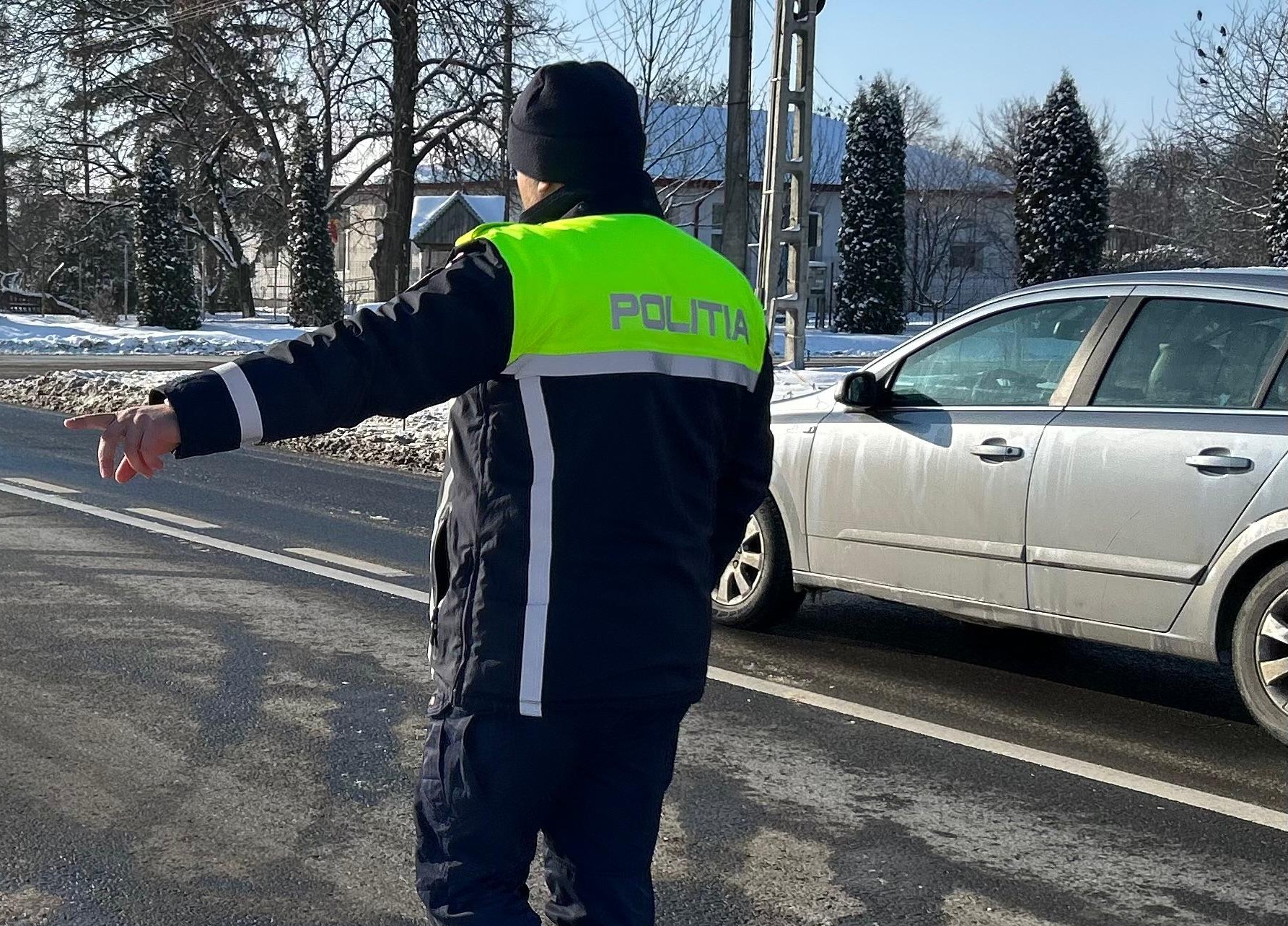 Un tânăr beat și fără permis a fost prins la volan de polițiști 
