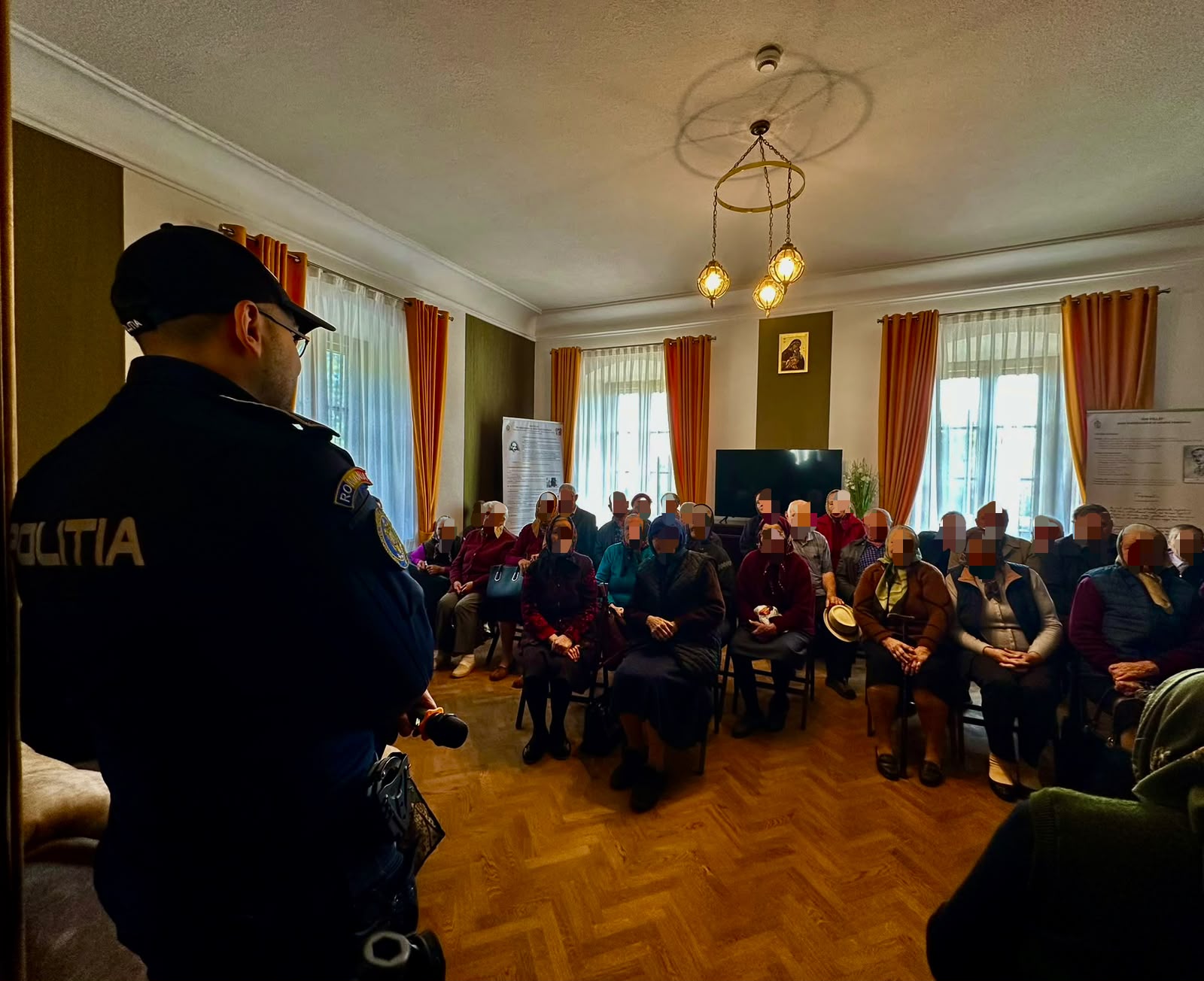 Polițiștii botoșăneni i-au învățat pe vârstnici să nu cadă în plasa escrocilor 