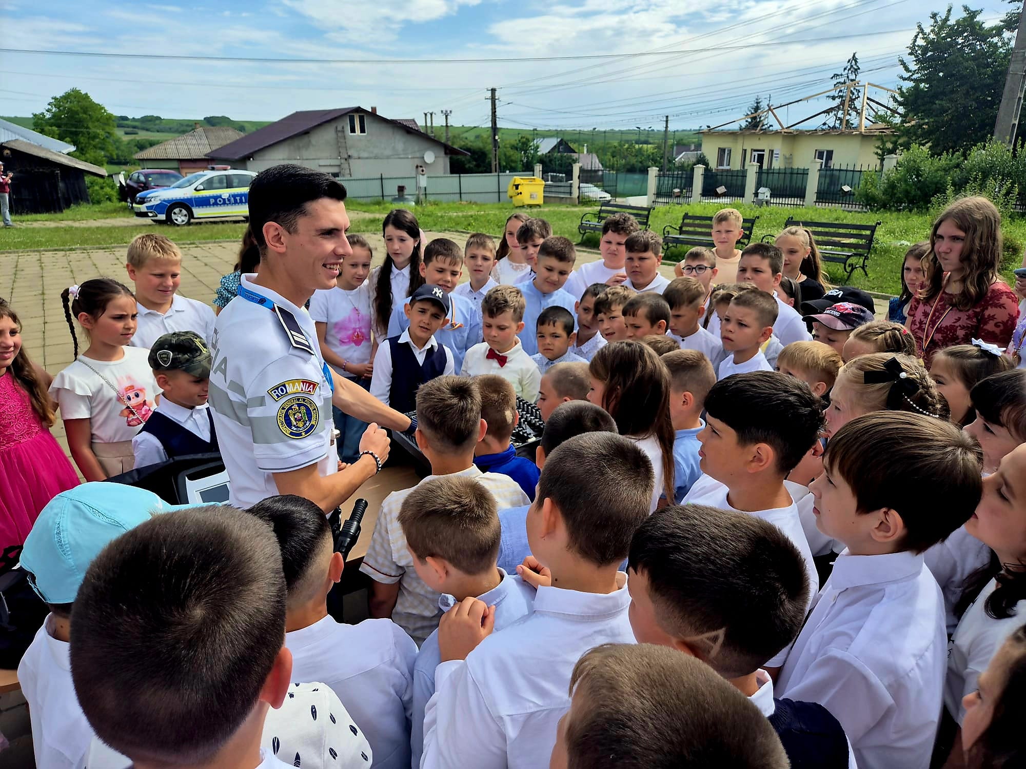 polițiștii botosaneni inconjurati de copii