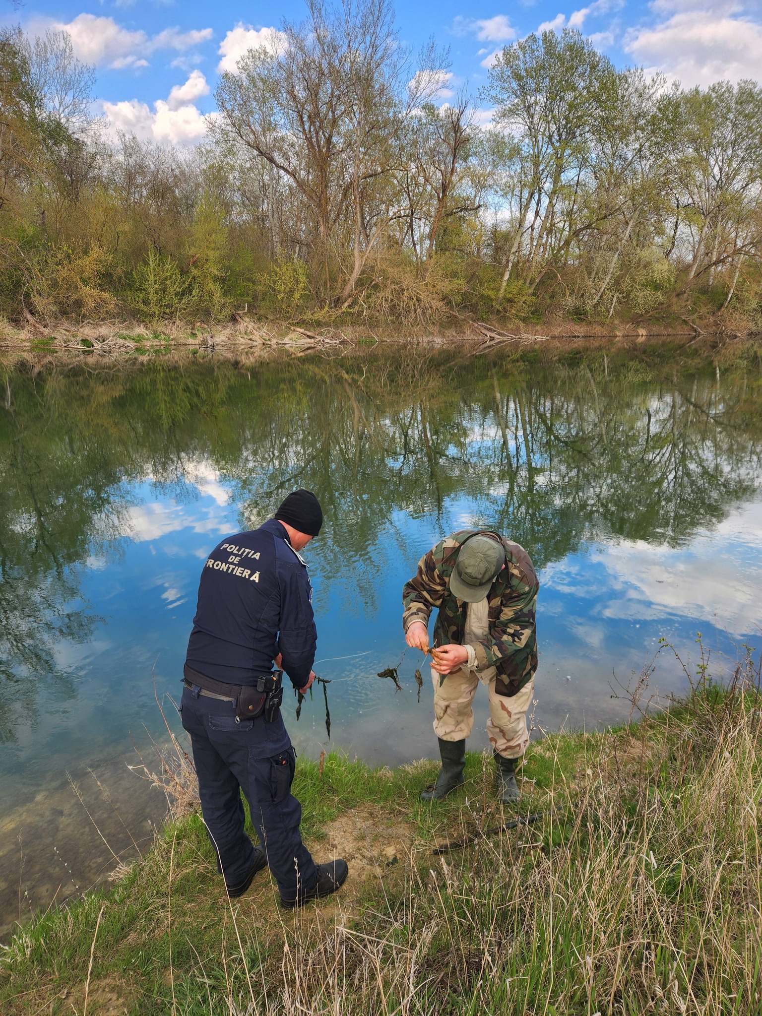 Polițiștii chemați urgent pe malul Prutului 