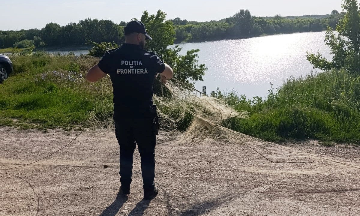 politistii de frontiera pe raul prut.