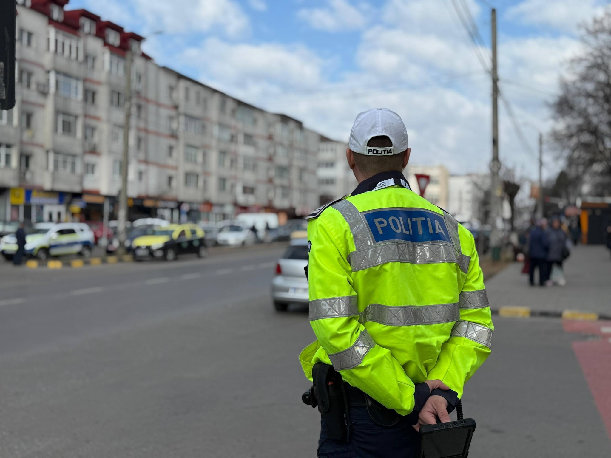 politistii ies in strada.