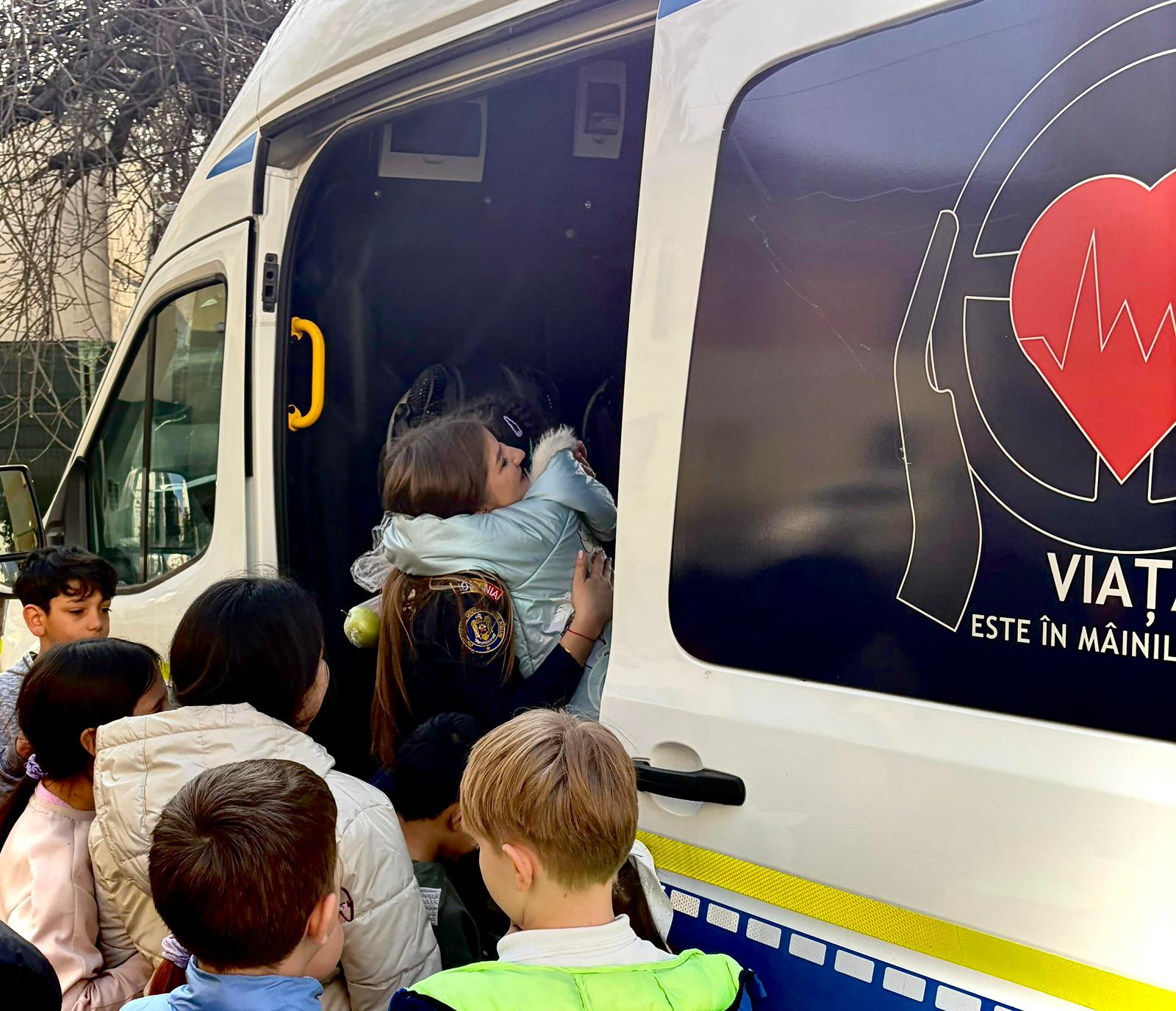 politistii au dus daruri unor copii