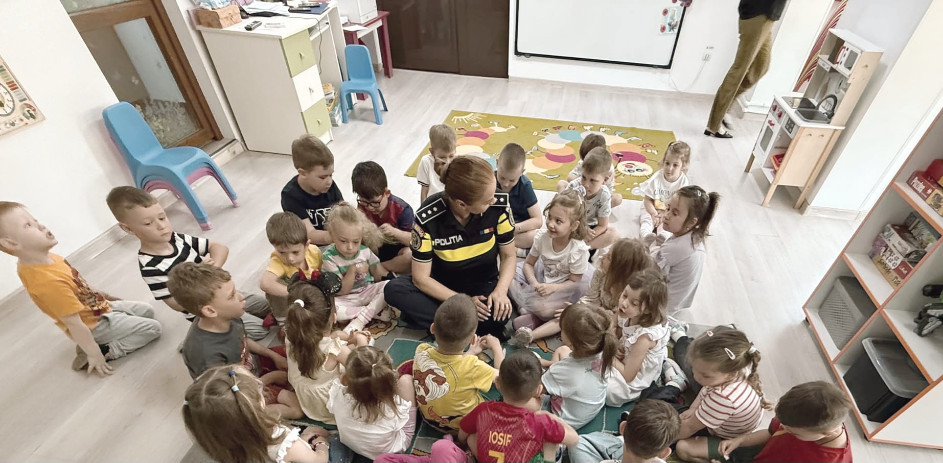 politstii in mijlocul copiilor