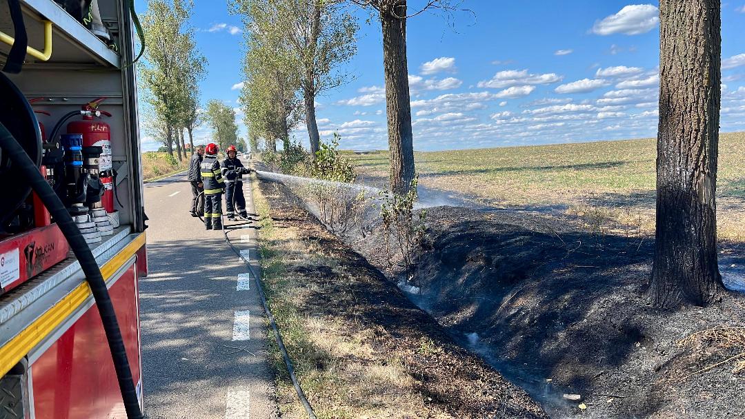 Foc pe marginea drumului folosit de tot mai mulți botoșăneni pentru a merge la Iași