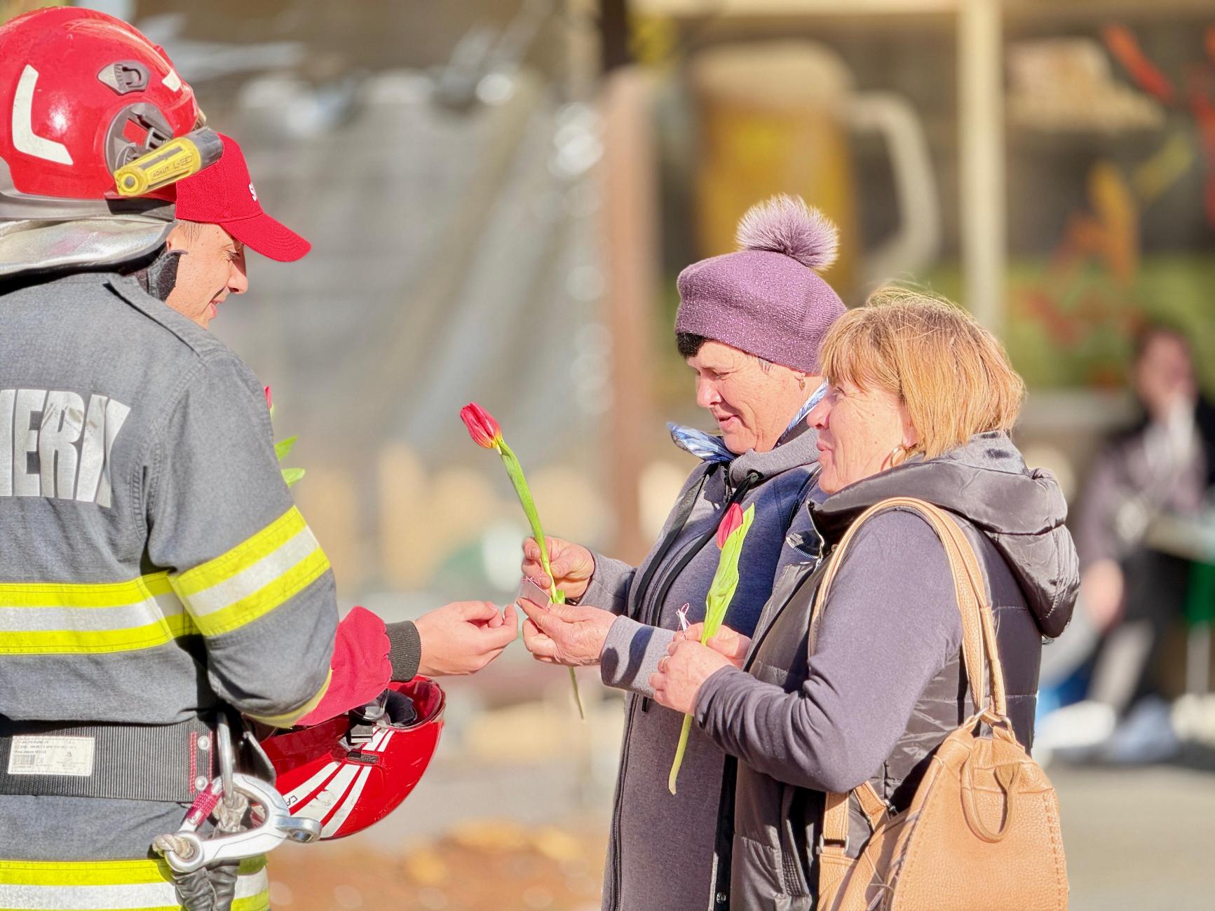 Piața Centrală s-a umplut cu flori și zâmbete, de Ziua Femeii 