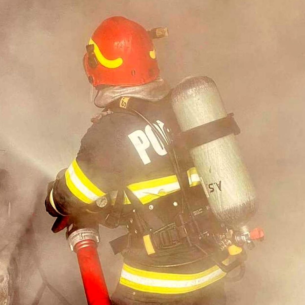 pompieri la un incendiu.