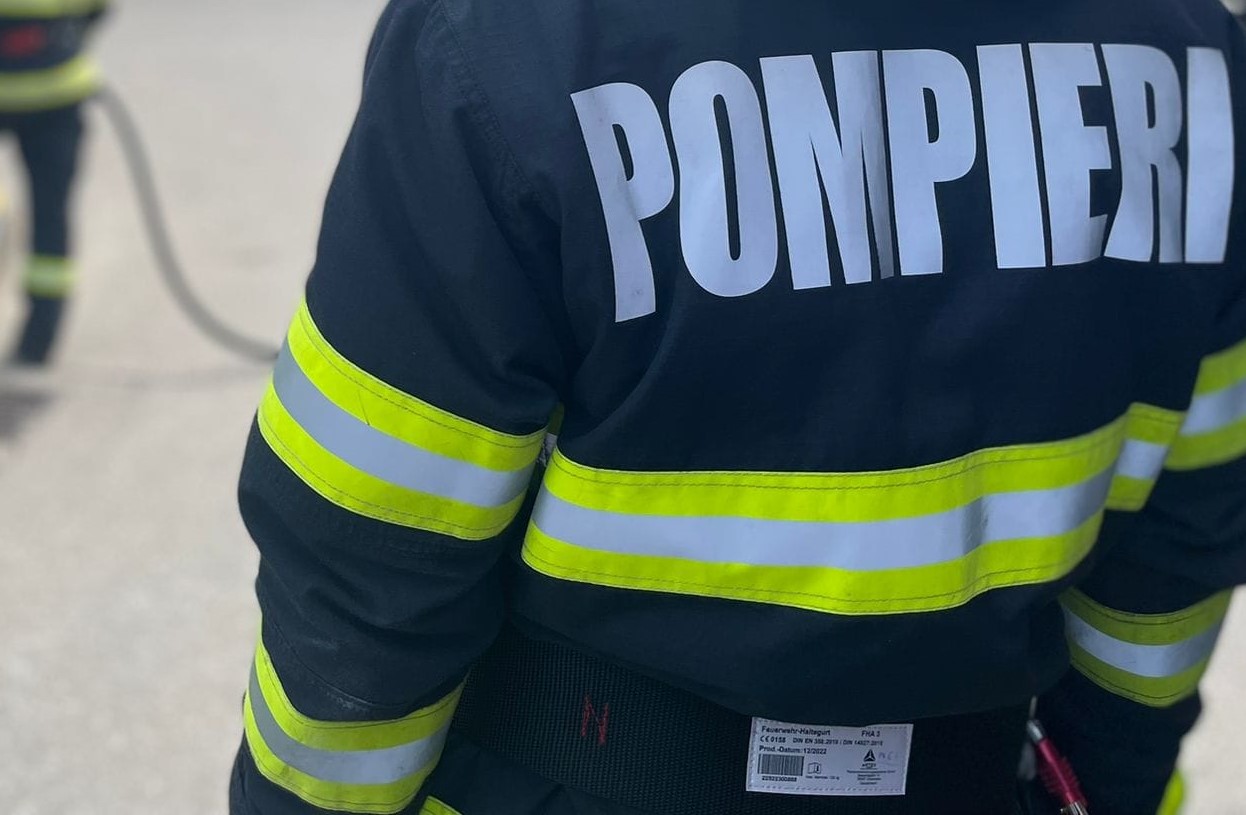 Casă în flăcări: Pompierii au intervenit urgent