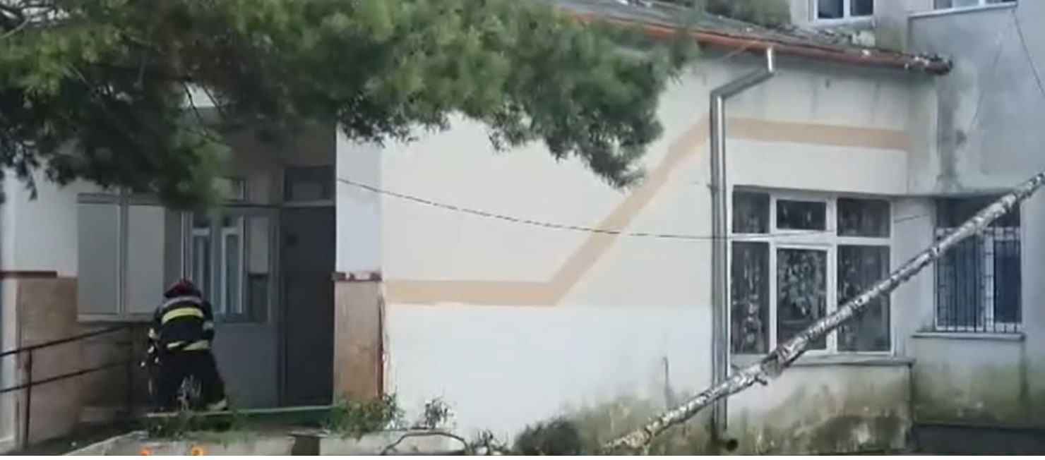 Centru cuprins de flăcări, aproape 150 de pacienți evacuați: Pompierii din Botoșani chemați în ajutor 