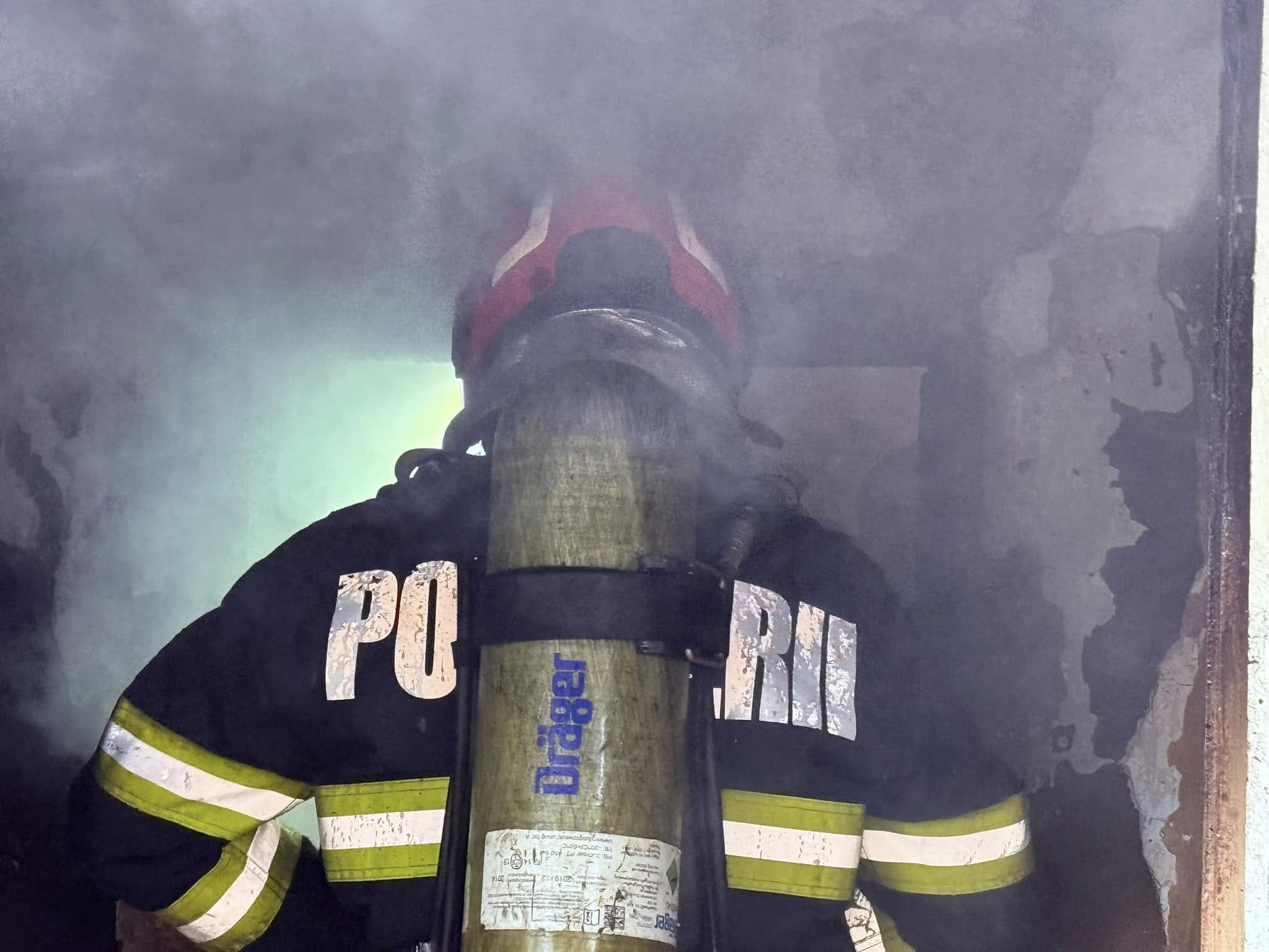 Casă cuprinsă de flăcări, proprietarii s-au salvat în ultima clipă