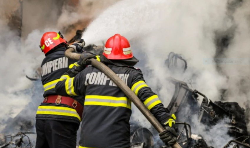 Doi soți din Botoșani treziți de flăcări în zorii zilei, au sunat disperați la 112 