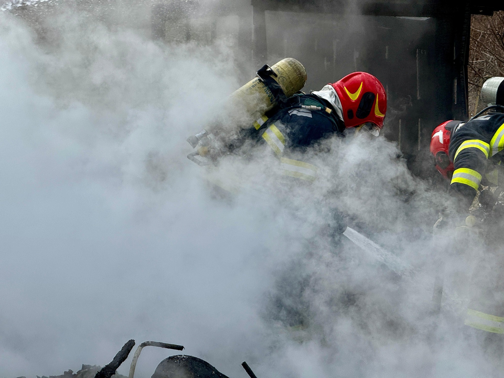 Solar făcut scrum, pompierii au intervenit rapid și au protejat alte construcții 