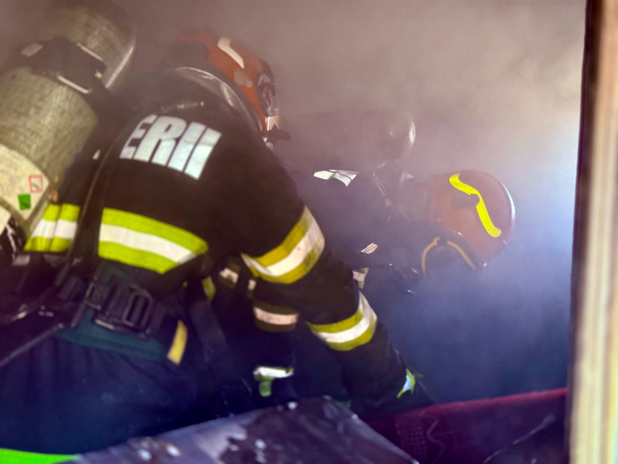 Casă cuprinsă de flăcări în miez de noapte, pompierii au intervenit la timp