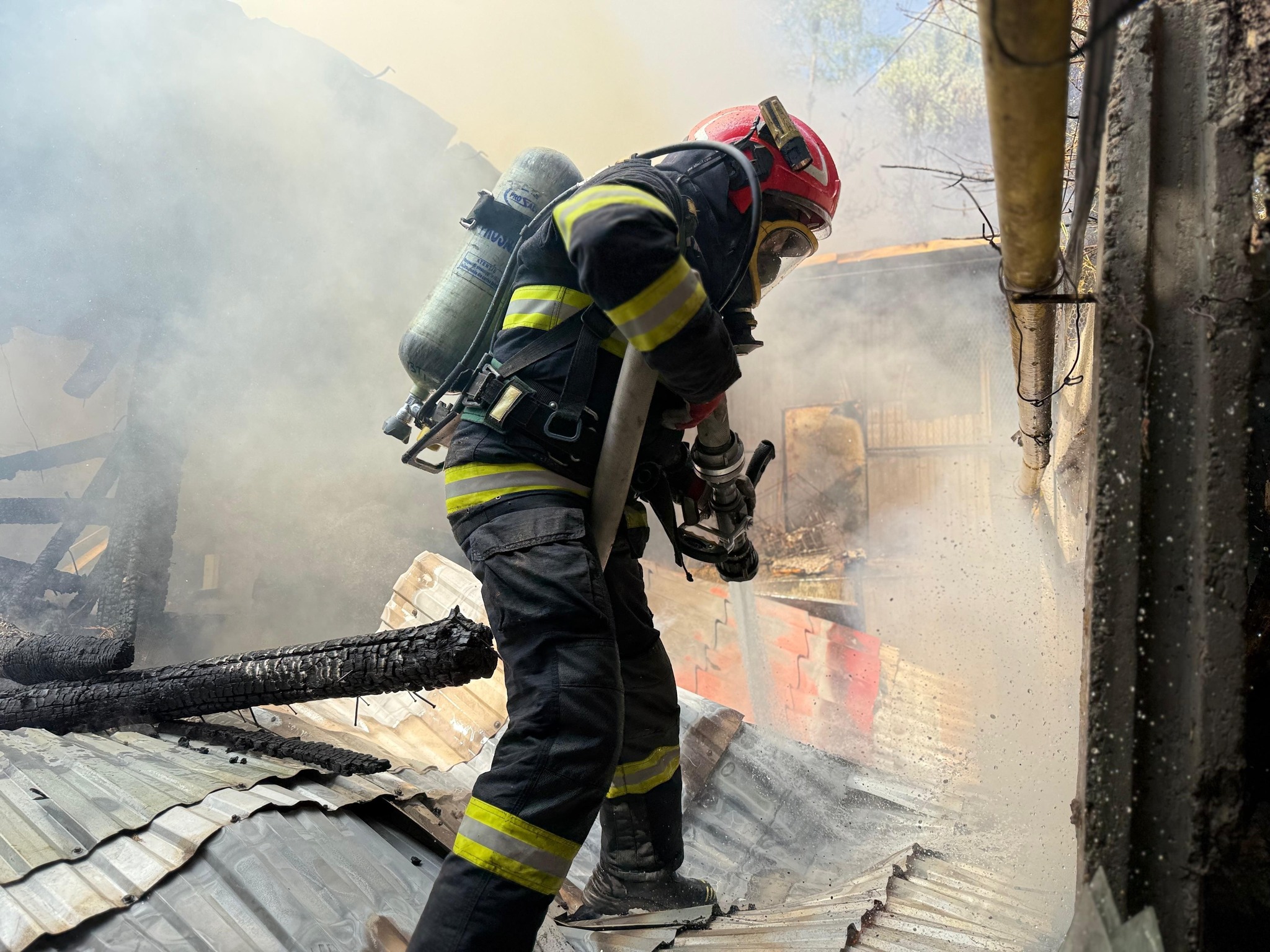 O casă a luat foc, pompierii au luptat cu flăcările două ore