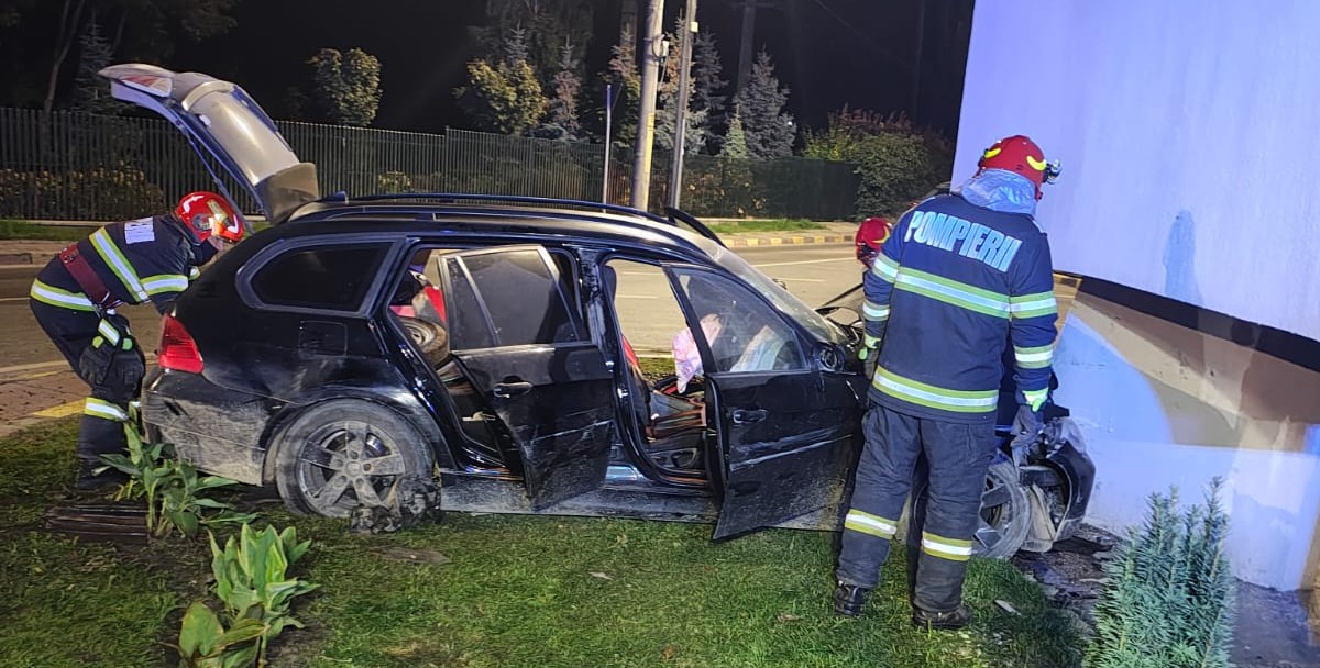 Un șofer beat pulbere s-a izbit cu BMW-ul la prima oră a dimineții 