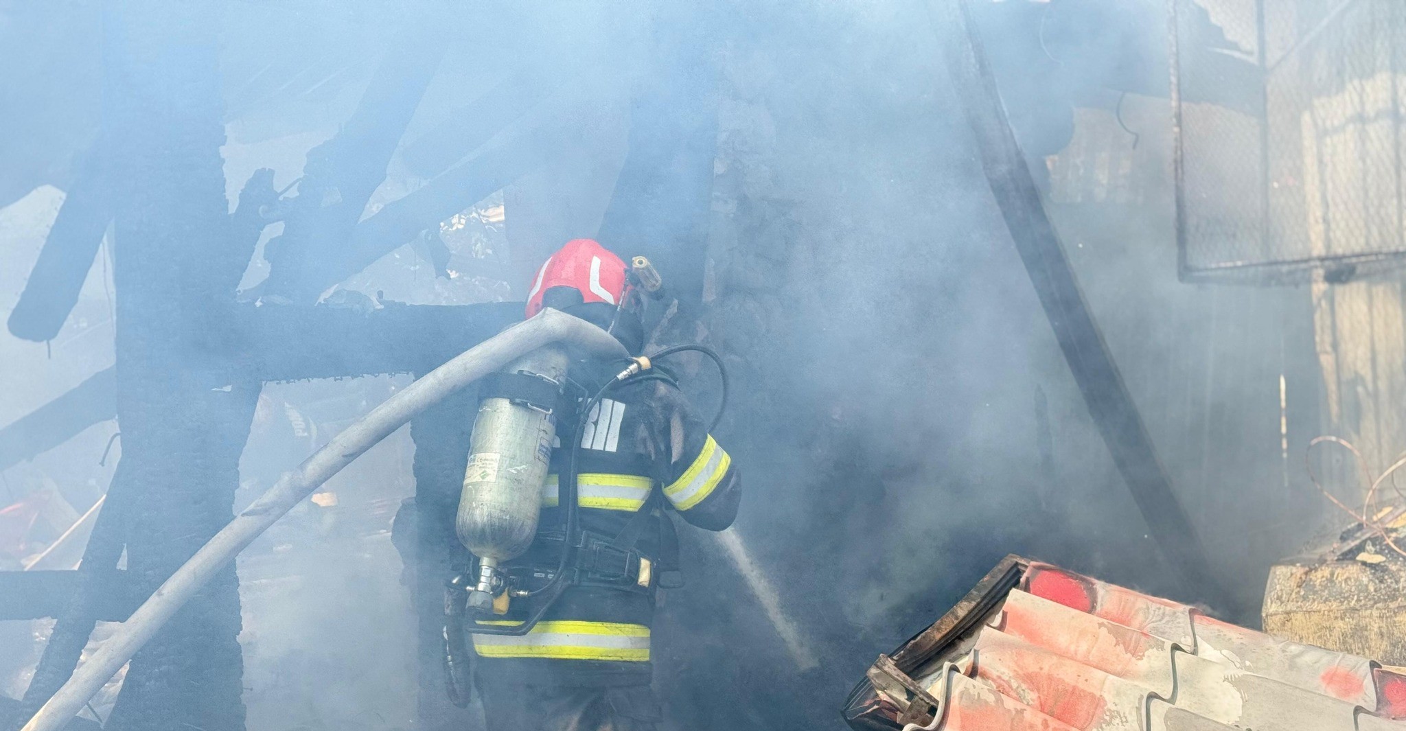 Casă, în pericol să se facă scrum: Pompierii au intervenit la timp