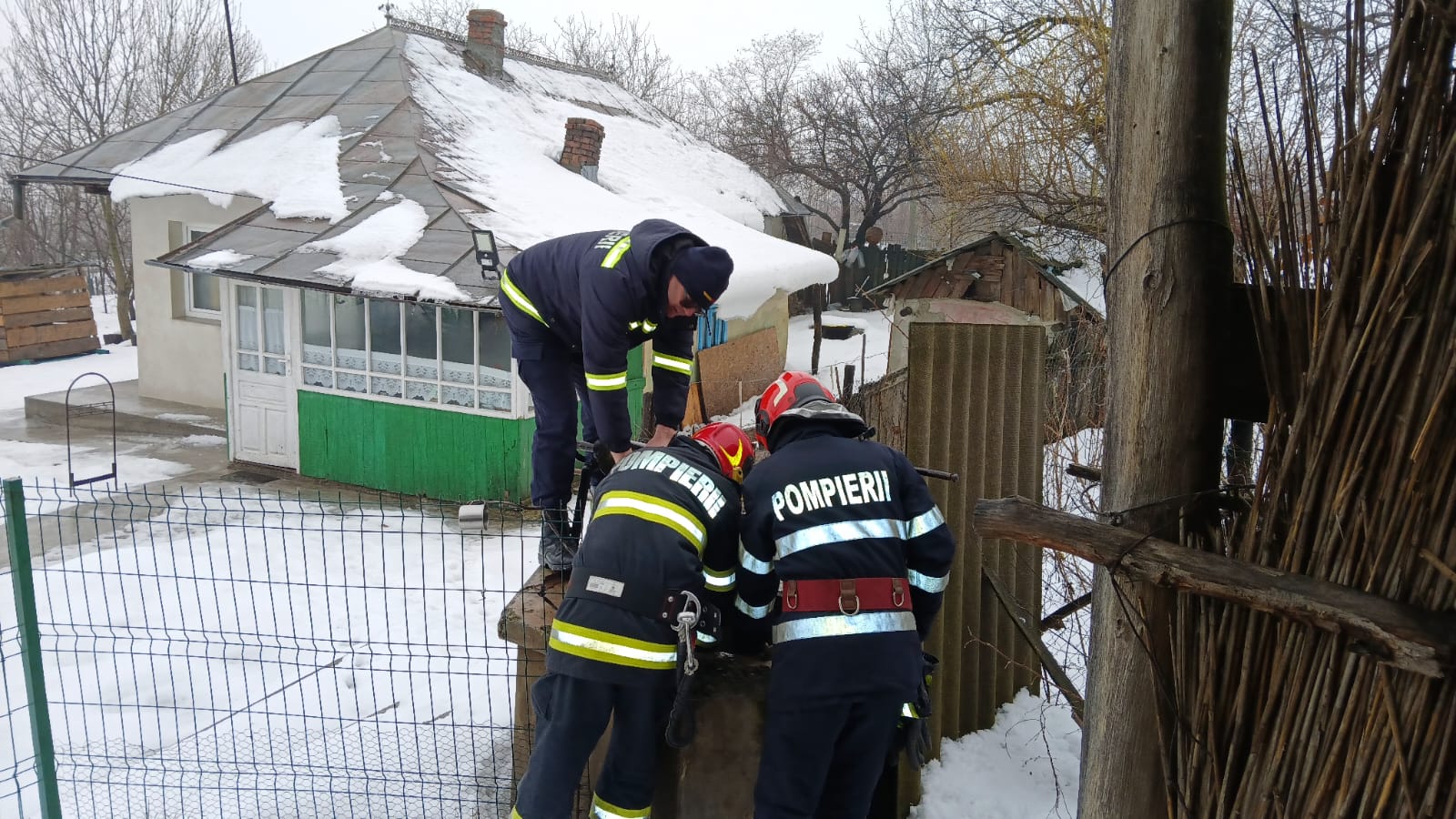 Misiune dramatică: Botoșănean căzut într-o fântână, avea piciorul prins în găleată