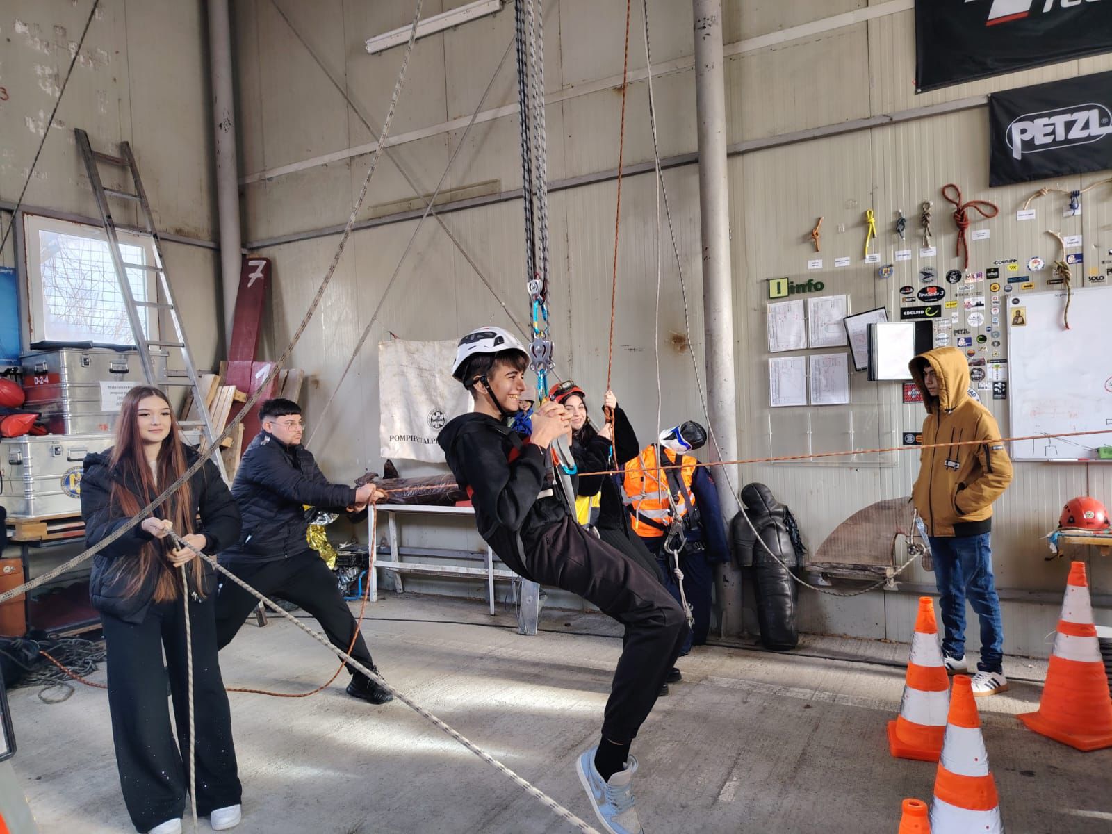 Copiii din Botoșani atrași de meseria de pompier au aflat tot felul de curiozități și informații 