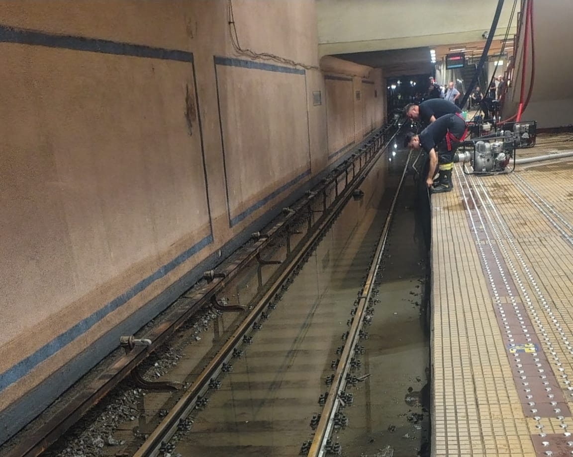 Pompierii de la Botoșani au intervenit cu motopompele la metrou și în alte zone inundate din capitală – VIDEO 