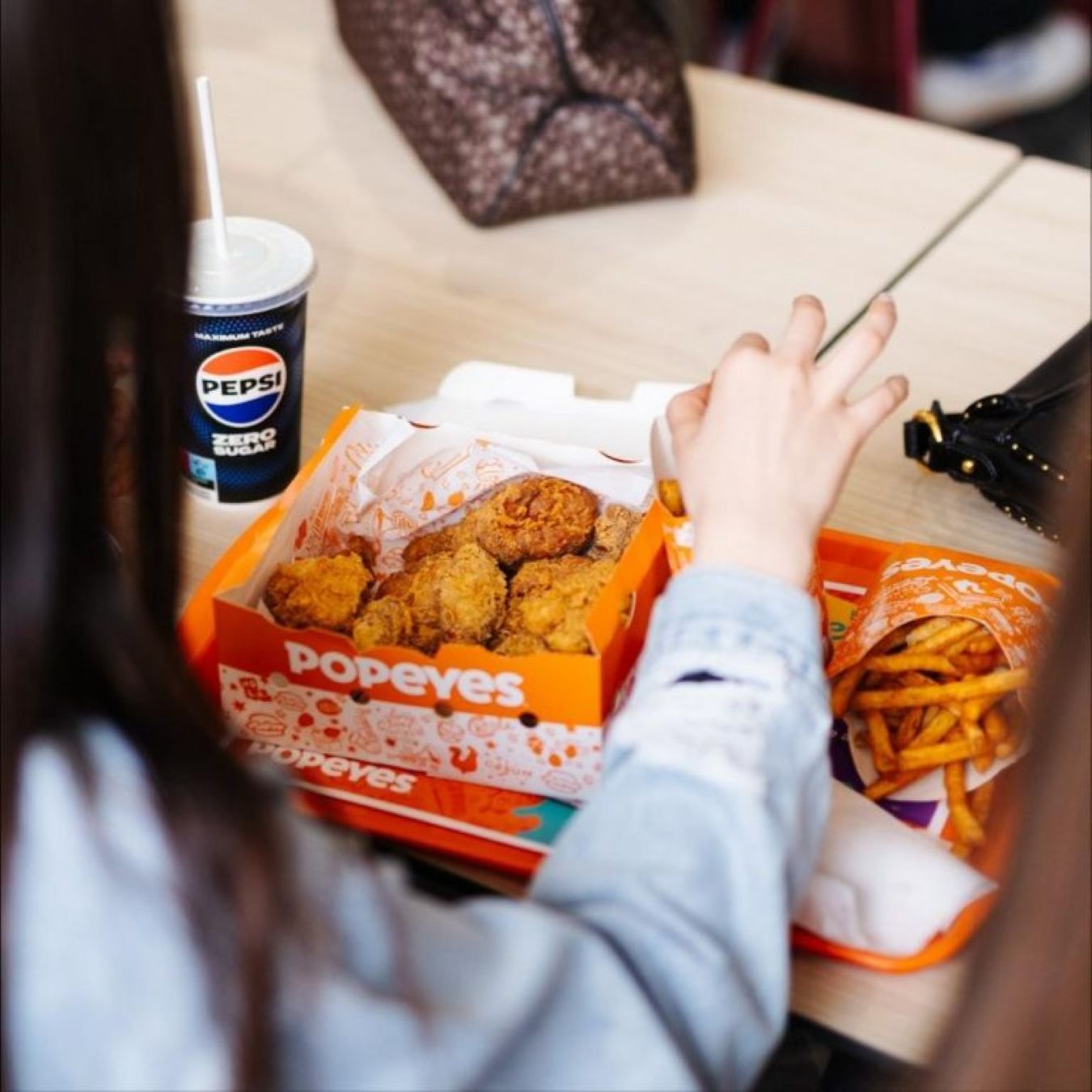 Popeyes deschide al doilea Drive Thru din România, la Iulius Mall Suceava. Marți, 24 martie, primii 100 de clienți au parte de surprize 