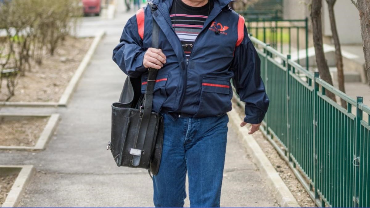 Facturile pot fi plătite cu cardul direct la poștași, un nou serviciu implementat 