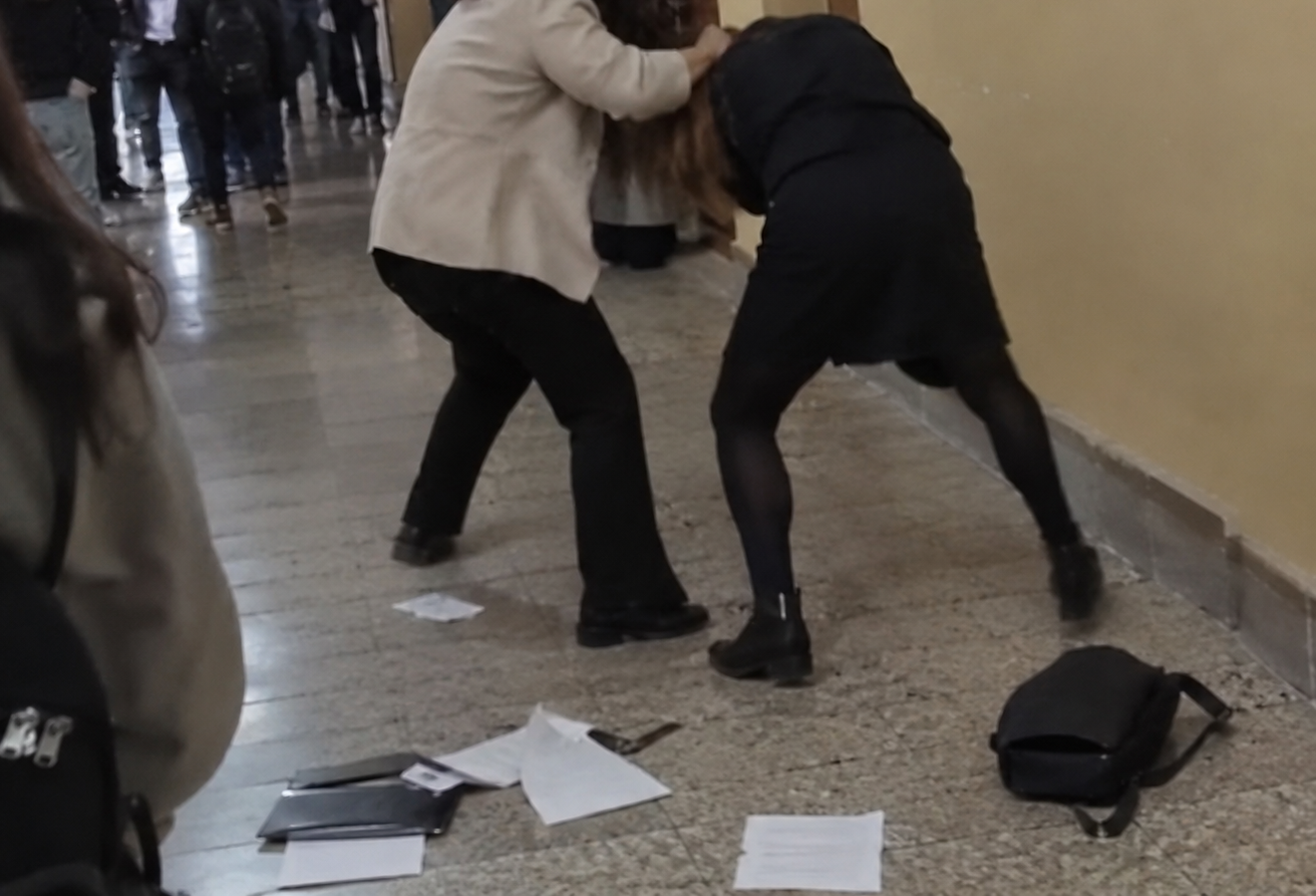 bataie intre doua profesoare