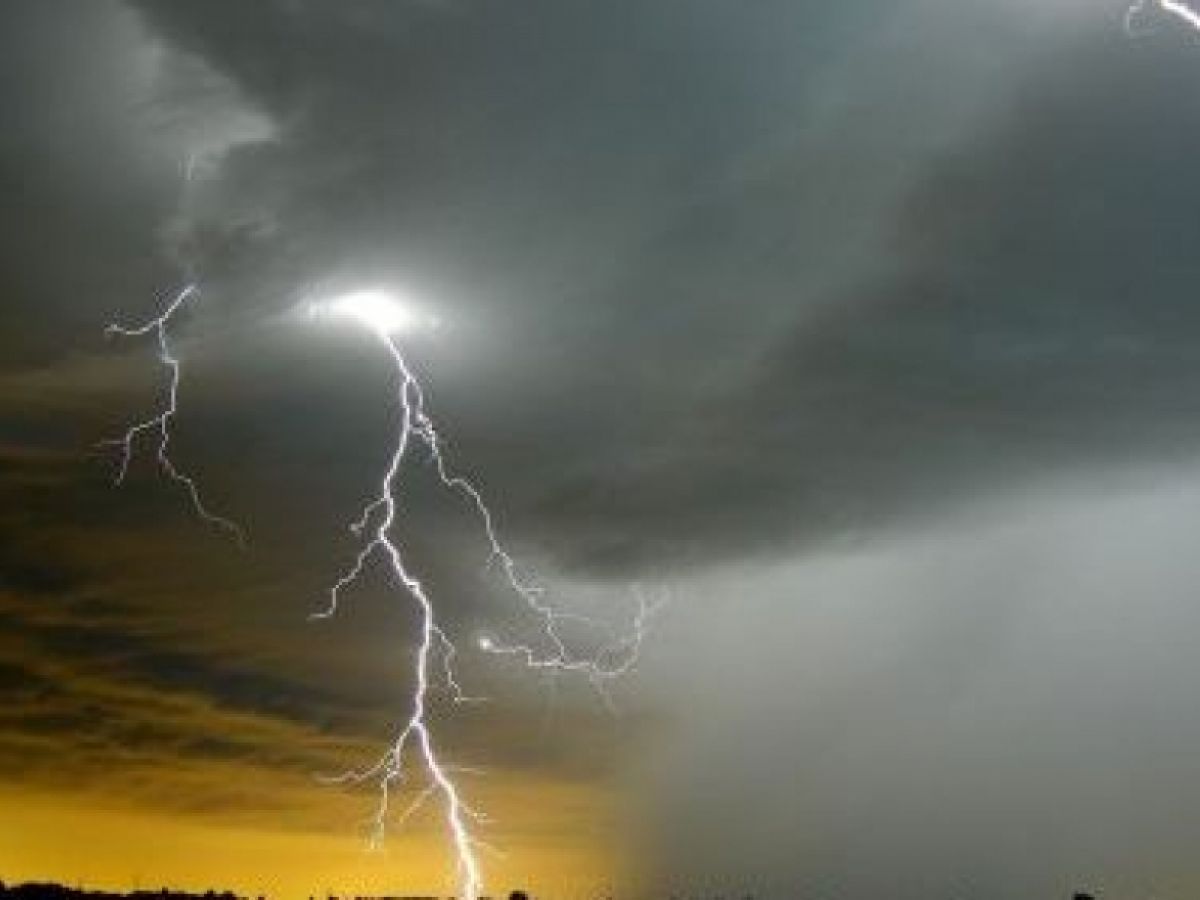 Ploi torențiale și descărcări electrice în weekend