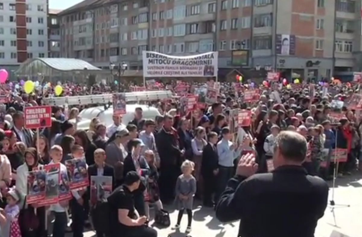 Protest de amploare cu botoșăneni pentru o familie din Norvegia