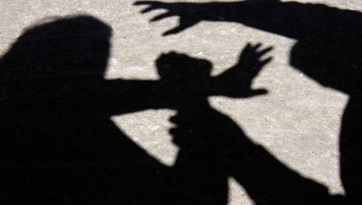 De necrezut! O cântăreață de la Botoșani acuzată că și-ar fi bătut și gonit din casă mama