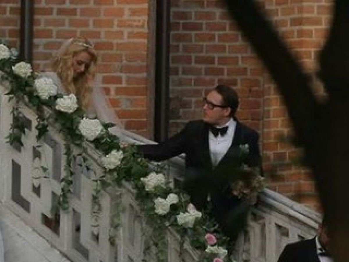 Bat clopote de nuntă: O celebră blondină din Botoşani îşi caută naşi - Inelul a apărut într-un Ajun de Crăciun 