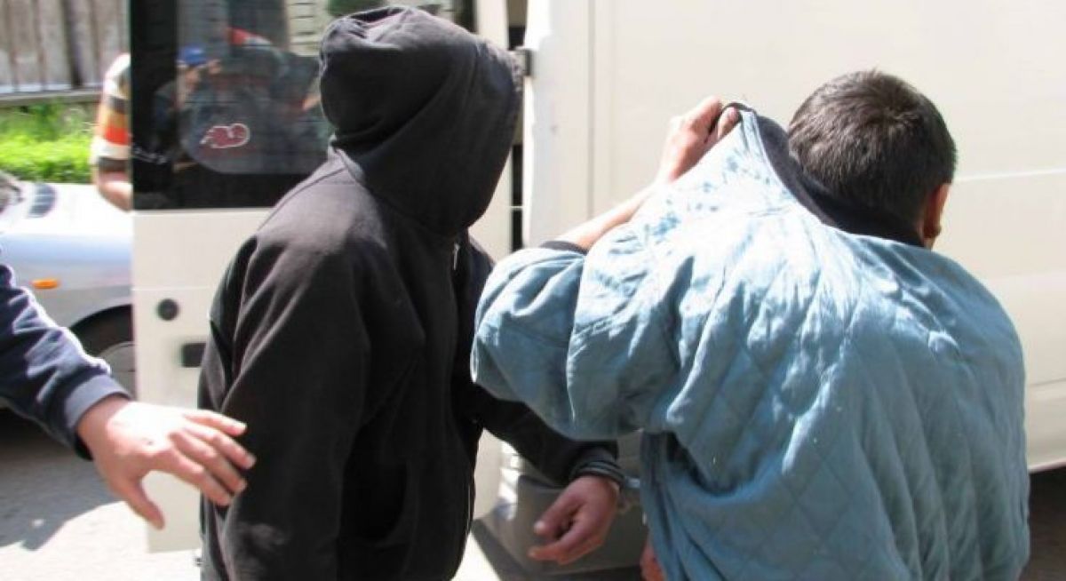 Doi copii prinşi la furat în locuinţa unui botoşănean