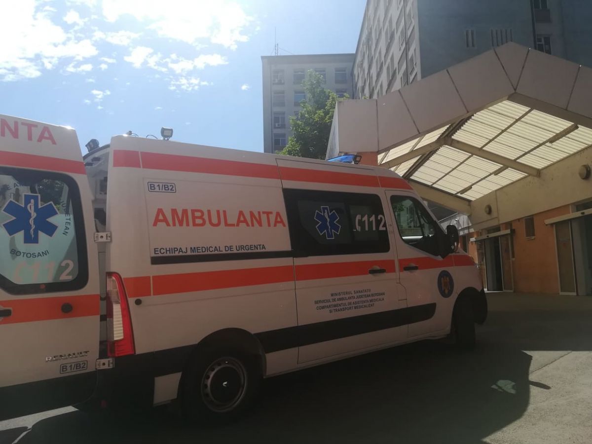 Bărbat PRĂBUȘIT în stația de tramvai transportat de urgență la spital