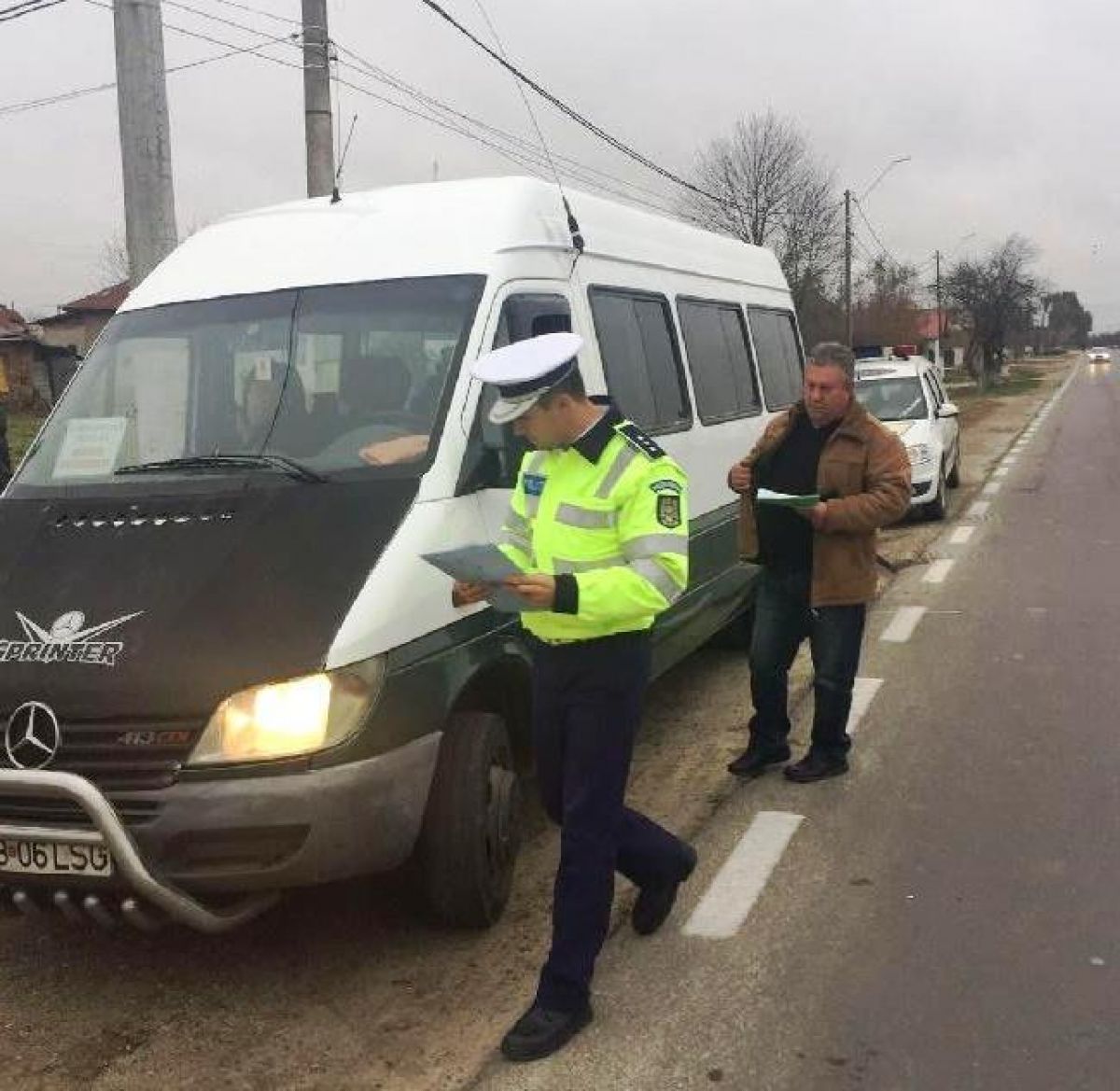 RAZIE printre şoferii de microbuze: Au curs amenzile, unul a rămas şi fără permis