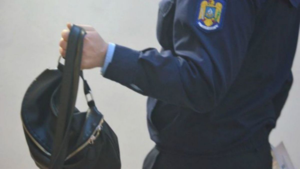 Femei ATACATE pe stradă de un bărbat de 38 de ani, polițiștii i-au percheziționat apartamentul